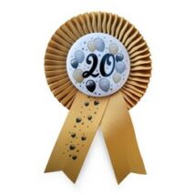 20-as arany szalagos kitűző
