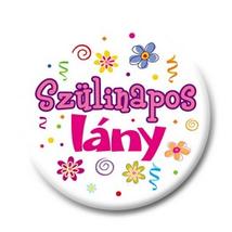 Szülinapos Lány Feliratú Kitűző - 5,5 cm